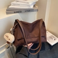 Grand sac cabas vintage en daim marron foncé avec charm peluche et anses en cuir - Avec Pendentif / café