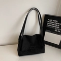 Bolso de hombro minimalista de ante negro mate con correa larga y logo grabado - Negro sin Colgante