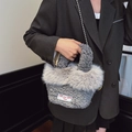 Graue Plüsch-Umhängetasche mit Stickerei und Perlenkette für Damen im modernen Design - Grau