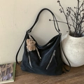 Große schwarze Hobo-Tasche aus Leder im Harajuku-Stil mit Bärenanhänger auf Holztisch - Schwarz mit Anhänger