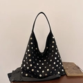 Sac hobo rétro en daim noir à grande capacité orné de rivets métalliques dorés - Noir