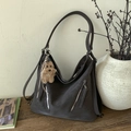 Dettaglio di borsa hobo grigio scuro con cerniere argento e ciondolo a forma di cane - Ebano con Ciondolo