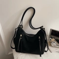 Gros plan sur un sac en simili cuir noir montrant les fermetures éclair dorées et détails - Noir sans Pendentif