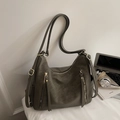 Détail du sac hobo vert foncé avec doubles fermetures éclair, glands en cuir et boucles d'or - Vert Sans Pendentif