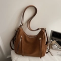 Détail du sac en similicuir marron caramel avec zips verticaux et longs glands - Brun Sans Pendentif
