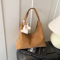 Borsa hobo marrone in finta pelle scamosciata con ciondolo a forma di orsetto - Marrone (Con Ciondolo Orsetto) / Marrone