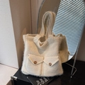 Milchweiße Plüsch-Stricktasche mit zwei Fronttaschen und braunen Knöpfen - Cremeweiß