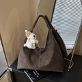 Borsa tote in camoscio testa di moro con cuciture a contrasto e ciondolo a forma di orso - Caffè Scuro (Con Ciondolo Orsetto) / Caffè scuro