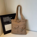 Hellbraune Strick-Tragetasche mit zwei Vordertaschen und dunklen Holzknöpfen - Khaki