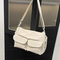 Borsa a tracolla in nylon bianco crema con doppie tasche frontali e tracolla larga - Bianco