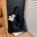 Borsa tote nera opaca con cuciture a contrasto e ciondolo a forma di orsetto bianco - Nero (Con Ciondolo Orsetto) / Nero
