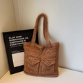 Ingwerfarbene Strick-Tote-Bag mit weicher Mohair-Textur und Knopftaschendetails - Braun
