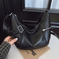 Borsa hobo nera lucida a mezzaluna con dettaglio nappa lunga e tracolla regolabile - Nero