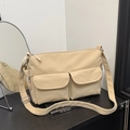 Borsa a tracolla in nylon bianco crema con doppie tasche e tracolla regolabile - Cachi