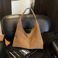 Borsa hobo in camoscio marrone con cuciture bianche a contrasto e tracolla larga - Marrone (Senza Ciondolo) / Marrone