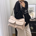 Borsa a tracolla in nylon beige crema con doppia tasca frontale e tracolla regolabile - Rosa