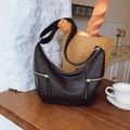 Borsa a spalla a mezzaluna marrone scuro in pelle con nappe e dettagli in argento - Marrone