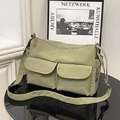 Borsa a tracolla in nylon verde oliva con doppie tasche anteriori e ampia tracolla regolabile - Verde Militare