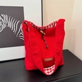 Rode vilten tote tas met houtje-touwtje sluiting en geruite voering voor de winter - Rood