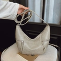 Borsa hobo a mezzaluna beige chiaro in pelle PU con nappe decorative e finiture argentate - Bianco Sporco