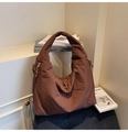 Dettaglio della grande borsa hobo marrone con tirazip a nodo sul lato del manico - Marrone
