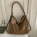Borsa hobo scamosciata marrone scuro stile Harajuku con zip e ciondolo a peluche - Marrone con ciondolo