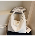 Dettaglio della borsa a spalla hobo bianco crema in nylon con tirazip a nodo - Bianco Sporco