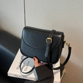 Minimalistische schwarze Leder-Satteltasche mit goldener Schnalle und geprägtem Textlogo - Schwarz