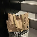 Grande borsa tote kaki in tela con logo su gradino grigio, borsa a tracolla casual - Cachi