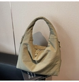 Dettaglio della borsa tote verde oliva con trama in nylon stropicciato e tracolla larga - Verde