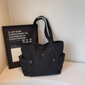 Grande borsa tote nera in tela con tasche anteriori a cerniera e scomparti laterali - Nero
