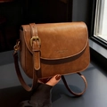 Braune Vintage-Schultertasche aus Leder mit goldenen Beschlägen und modischem Design - Braun