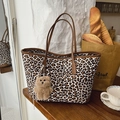Borsa tote leopardata grande con manici in pelle marrone e ciondolo a orsetto - Leopardato Bianco Con Ciondolo