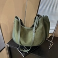 Hobo-Schultertasche in Olivgrün aus Wildlederimitat und Leder für den täglichen Weg - Grün