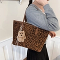 Grande borsa tote leopardata con manici in pelle marrone e ciondolo a forma di orso - Leopardato Giallo Con Ciondolo