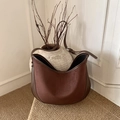 Retro dunkelbraune Wildleder-Halbmondtasche mit verstellbarem Lederriemen und Ziernähten - Braun