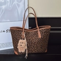 Borsa tote leopardata con manici in pelle marrone e ciondolo a forma di orsetto peluche - Marrone Leopardato Con Pendaglio