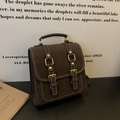 Brauner Vintage-Rucksack aus Kunstleder mit weißen Nähten und goldenen Schnallen - Braun
