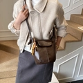 Borsa a secchiello retrò marrone scuro in pelle lucida con dettagli nappe in legno - Con Ciondolo / Marrone
