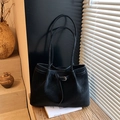 Borsa tote nera minimalista in pelle scamosciata opaca con fibbia in metallo e tracolla - Nero