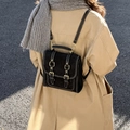 Retro-Damenrucksack aus schwarzem mattem Leder mit zwei Riemen und goldener Schließe - Schwarz