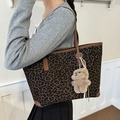 Borsa tote leopardata con finiture in pelle marrone e ciondolo orsetto di peluche - Leopardato Verde Con Ciondolo