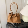 Borsa tote marrone minimalista in ecopelle testurizzata con lunghi spallacci e fibbia - Marrone