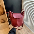 Borsa a secchiello retrò in pelle bordeaux con ciondolo in legno e tracolla - Con Ciondolo / Borgogna