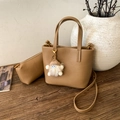Sac seau en cuir marron grainé avec bandoulière et pendentif poupée mignon accessoire - Cappuccino