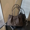 Borsa tote minimalista in pelle opaca marrone scuro con eleganti dettagli in fibbia - Marrone