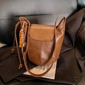 Borsa a secchiello vintage in pelle testa di moro con ciondolo in perline di legno - Con Ciondolo / Marrone