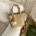Sac seau beige avec texture grain de litchi et pendentif de poupée en peluche doux - Abricot Beige