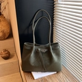 Borsa tote verde oliva minimalista con spalline sottili e fibbia decorativa in metallo - Verde