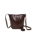 Bolso tipo cubo vintage en cuero brillante marrón oscuro con correa y logo grabado - Café Pequeño